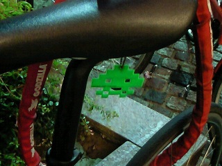 こないだ見かけた自転車のサドルにインベーダーのリフレクターがついててかわいかった風景　きっと夜光って安全なのでしょう